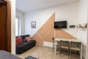 ミラノにあるCiccio's Houseのテーブルとソファのあるリビングルーム +3枚の写真