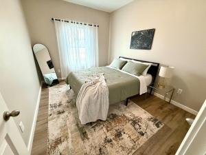 En eller flere senge i et værelse på Cozy Modern Haven with Fireplace and Open Kitchen