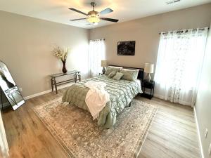 En eller flere senge i et værelse på Cozy Modern Haven with Fireplace and Open Kitchen