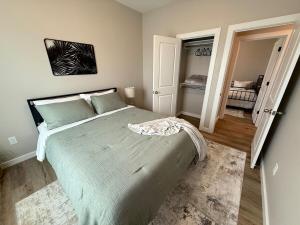 En eller flere senge i et værelse på Cozy Modern Haven with Fireplace and Open Kitchen