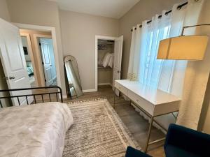 En eller flere senge i et værelse på Cozy Modern Haven with Fireplace and Open Kitchen + 7 billeder