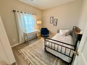 En eller flere senge i et værelse på Cozy Modern Haven with Fireplace and Open Kitchen