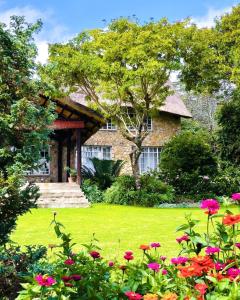 Luxury 5 bed home in Juliasdale - 2309 في Juliasdale: منزل فيه حديقة فيها ورد