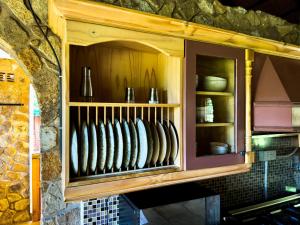 Luxury 5 bed home in Juliasdale - 2309 في Juliasdale: خزانة خشبية تحتوي على مزهريات +25 صورة