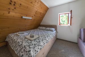 a bedroom with a bed with a wooden wall at Vila Dom Drina Zatvoreni Bazen in Bajina Bašta +38 photos
