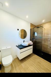 Koupelna v ubytování La Bulle Médocaine villa design avec jaccuzy privé + 21 fotografií
