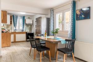 Una cocina con una mesa y sillas en una habitación. en Serenity Paxos, en Gáios