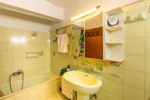 un baño con lavabo y bañera en Serenity Paxos, en Gáios 17 fotos más