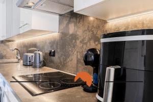 Il comprend une cuisine équipée d'une cuisinière et d'une cafetière. dans l'établissement #339 Terras Novas N 4 By Home Holidays, à Vale da Ursa