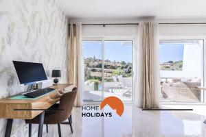 une pièce avec un bureau avec un ordinateur et une fenêtre dans l'établissement #339 Terras Novas N 4 By Home Holidays, à Vale da Ursa 82 autres photos