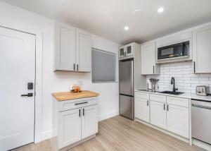 Köök või kööginurk majutusasutuses Rest & Explore Miami's Best - Unit C