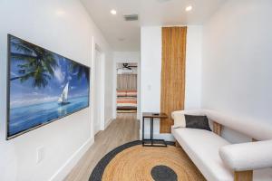 Televiisor ja/või meelelahutuskeskus majutusasutuses Rest & Explore Miami's Best - Unit C