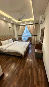 Postel nebo postele na pokoji v ubytování Elysium Tower Premium Serviced Luxury Apartment Islamabad