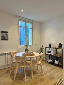 a dining room with a table and chairs at CoruñaFlat Apartamentos con encanto en el centro de A Coruña in A Coruña