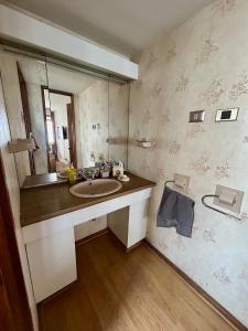 a bathroom with a sink and a mirror at Acogedor depto con vista al mar in Viña del Mar