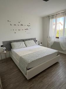 a bedroom with a large bed in a room at Da Gas e Nana casa vacanze con salottino esterno vicino Venezia e Treviso in Peseggia