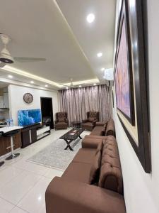 TV a/nebo společenská místnost v ubytování Elysium Tower Premium Serviced Luxury Apartment Islamabad