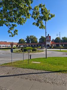 a street with a street sign on the side of a road at Ferienwohnung Bad Saarow "Am Märkischen Meer" in Bad Saarow