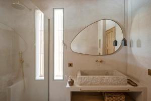 une salle de bain avec un lavabo et un miroir dans l'établissement Son Estiu, à Sóller 33 autres photos