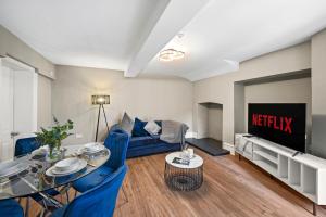 Televiisor ja/või meelelahutuskeskus majutusasutuses Shakespeare Stay! Chic Apartment - Patio +7 fotot