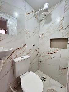 a white bathroom with a toilet and a sink at Apartamento de 3 quartos no setor Bueno na AV T 30 proximo da Videira in Goiânia +50 photos