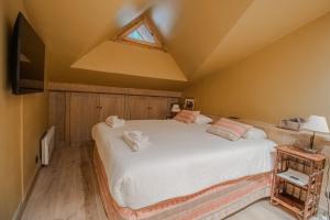 Postel nebo postele na pokoji v ubytování Roche des Fours 210