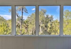 Gallery image of Large Home w Spa Midway to Savannah & Tybee Island! Dog friendly Venue in Savannah