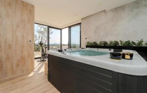 un bagno con vasca idromassaggio di Villa Galla a Vodice