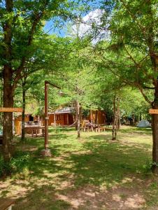 einen Park mit Picknicktisch und einigen Bäumen in der Unterkunft La Margarita in Villa Ciudad Parque