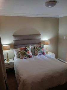 Ένα ή περισσότερα κρεβάτια σε δωμάτιο στο Little Elm Cottage