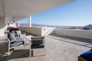 Un balcón con sillas y una mesa en un tejado. en Exclusive Penthouse Eilat Private Pool and Panoramic View, en Eilat