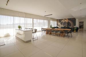 Una sala de estar con mesa de comedor y sillas. en Exclusive Penthouse Eilat Private Pool and Panoramic View, en Eilat 36 fotos más
