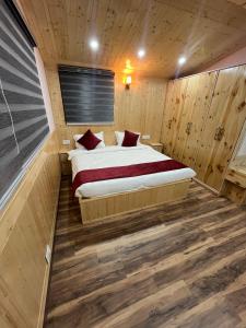 Ένα ή περισσότερα κρεβάτια σε δωμάτιο στο Kesarjees