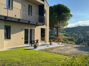 dom z ławką na boku w obiekcie La Casatella Agriturismo w Albie