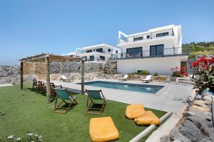 een villa met een zwembad en een huis bij Peace House Lourinhã in São Bartolomeu