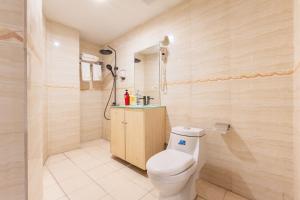 a bathroom with a toilet and a shower at Foshan Xingdu International Hotel in Foshan +36 photos