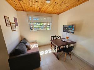 a living room with a couch and a table at Casita pintoresca con entre piso in Posadas