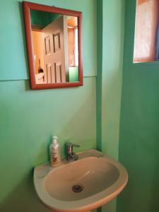 ein Badezimmer mit Waschbecken und Spiegel an der Wand in der Unterkunft Loft con vista al mar in Valparaíso