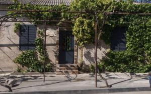 una casa con una puerta con una ventana y árboles en Georgian House Old Town, en Tiflis