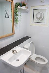 un bagno con un water bianco e un lavandino di Homeku Guesthouse Room 4 Cozy Stay Close to Suvarnabhumi Airport a Lat Krabang Altre 23 foto