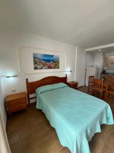 une chambre avec un lit avec un couvre-lit bleu dans l'établissement Plaza Charco - Top centro - Piscina Rooftop, à Puerto de la Cruz