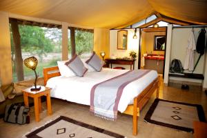 Postel nebo postele na pokoji v ubytování Voyager Ziwani Tented Camp