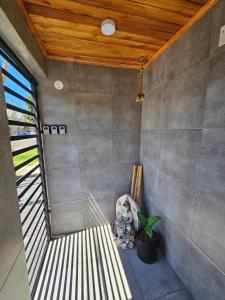 a room with a bench and a potted plant at Casita pintoresca con entre piso in Posadas