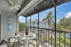 Balkoni atau teres di Flip Floppin' at Sandy Pointe by Coastal Chic Vacations