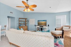 Ruang duduk di Flip Floppin' at Sandy Pointe by Coastal Chic Vacations +25 gambar