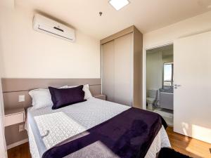 Un dormitorio con una cama grande y un baño. en Vista livre, suíte de luxo, Apartamento de Luxo, en Brasilia 10 fotos más