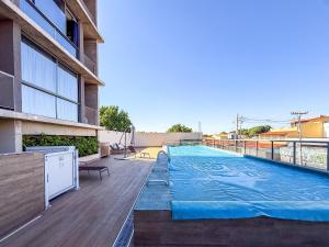 una piscina en la azotea de un edificio en Vista livre, suíte de luxo, Apartamento de Luxo, en Brasilia