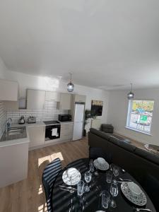 Dapur atau dapur kecil di City Centre 2 x bed Flat with secure parking