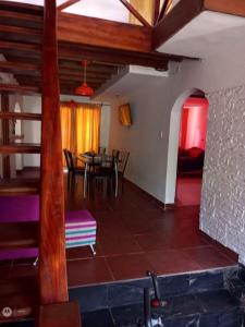 un salon avec une table et une salle à manger dans l'établissement Residencia Salomon, à Mar del Plata