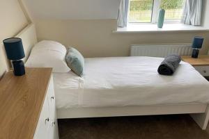 Postel nebo postele na pokoji v ubytování Cottage - Sleeps 6 - Garden - Parking